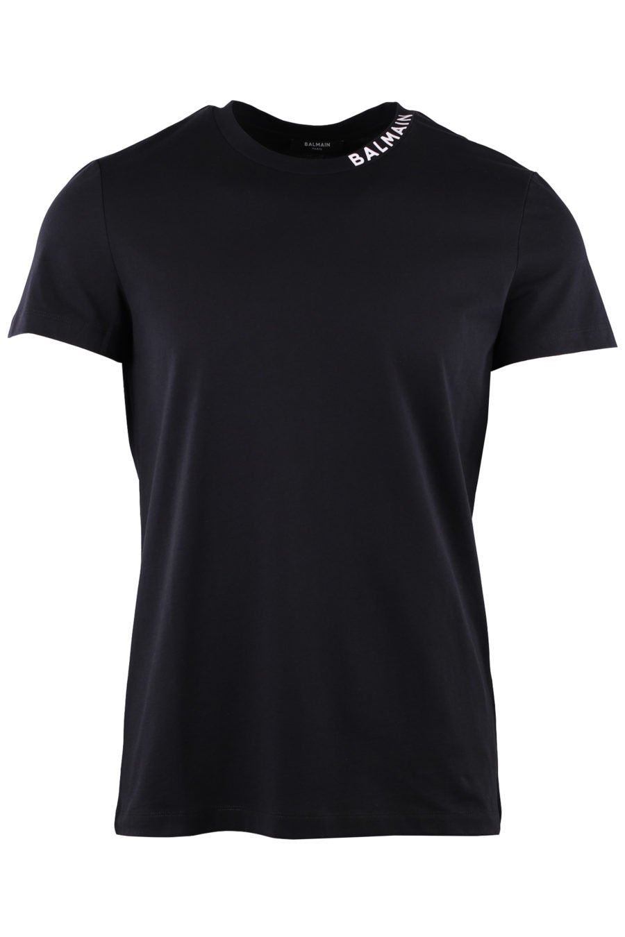 Camiseta negra con logo blanco en el cuello - IMG 9048 1