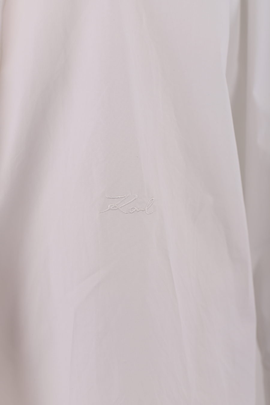Camisa larga blanca con logotipo de cristales detrás - 08070f01c2b75859fb9e596d148954f5695bfc6a