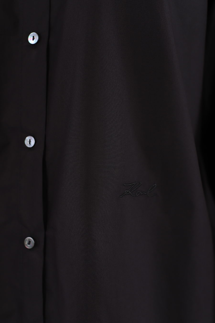 Camisa larga negra con logotipo de cristales detrás - 717a5e63ef08e9892b8f37aee3b19e91699cb6eb