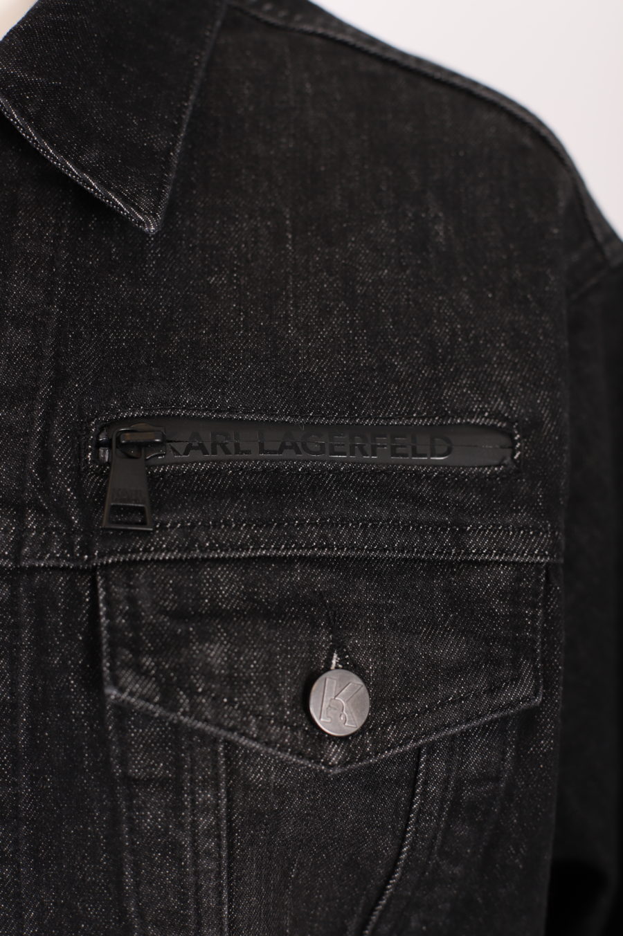 Schwarze Jeansjacke mit Logo auf dem Rücken - d3bc3778a2f01c0432b00d3e9c086e5640e80f62