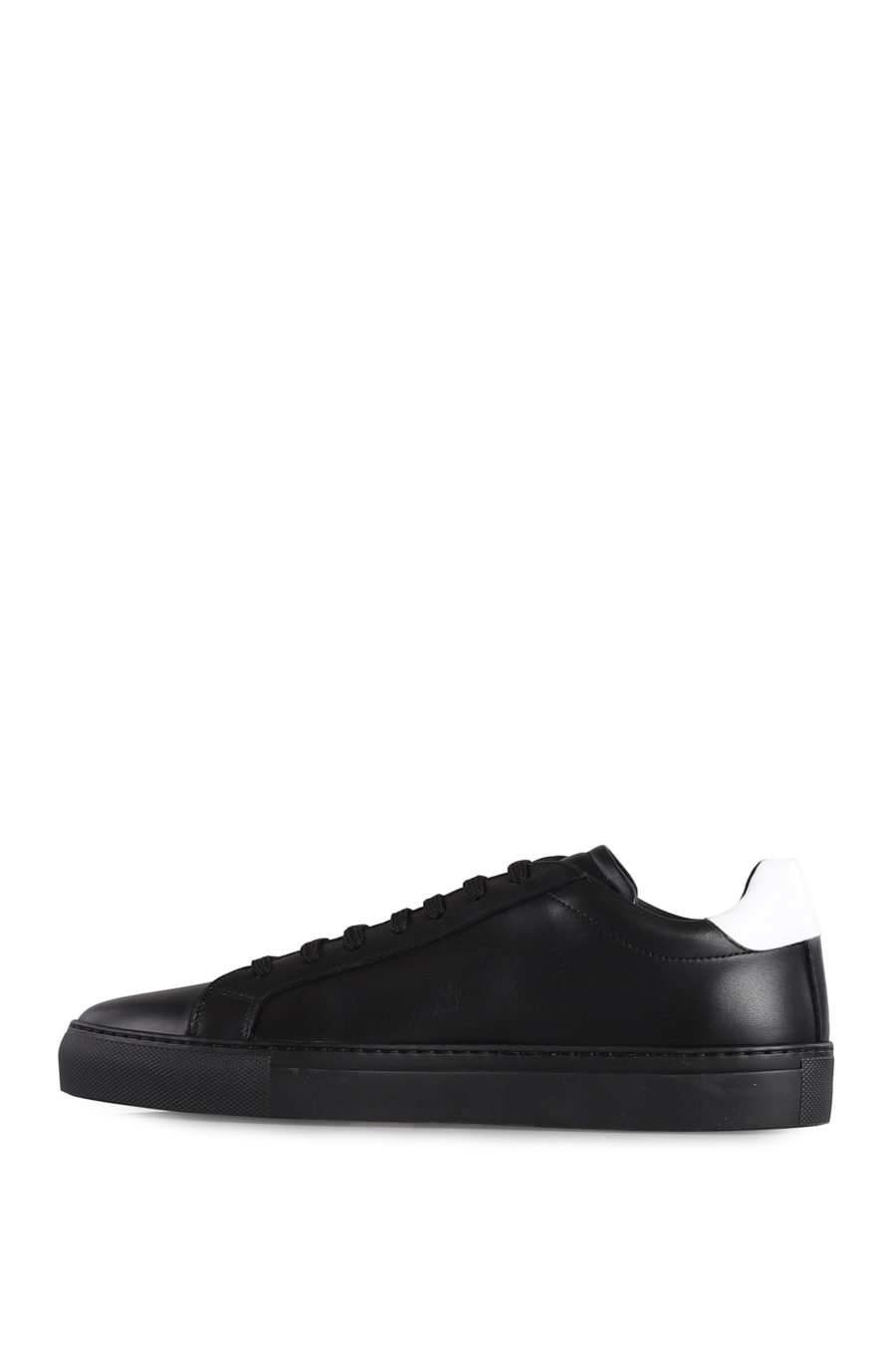 Zapatillas negras con logotipo blanco - IMG 1052