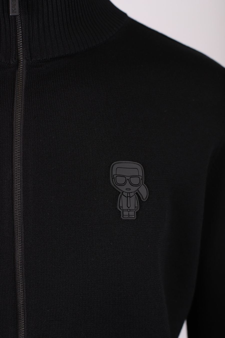 Camisola preta com fecho de correr e logótipo "Karl" em borracha - IMG 9165