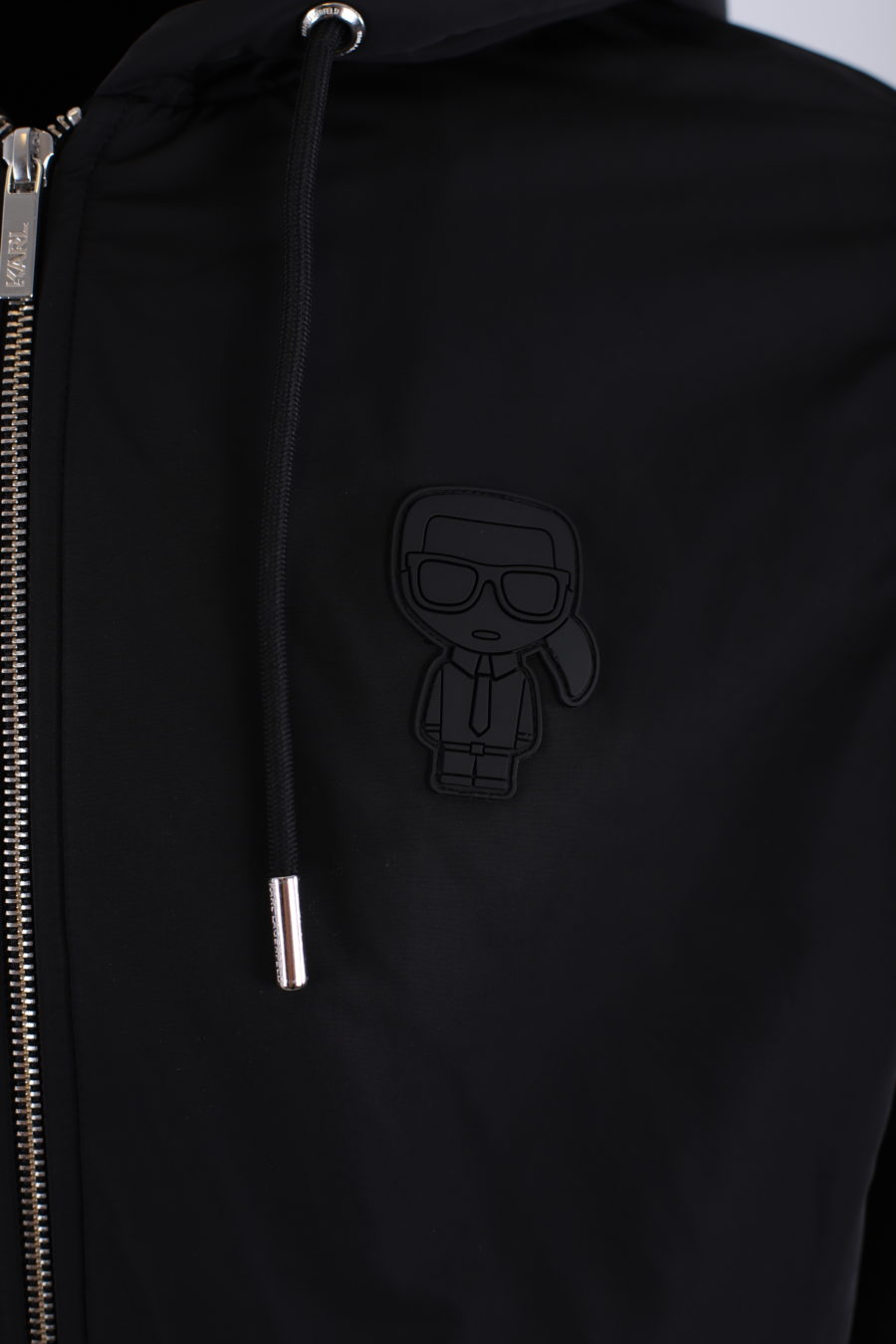 Chaqueta negra con capucha impermeable mix con logo engomado "Karl" - IMG 9183