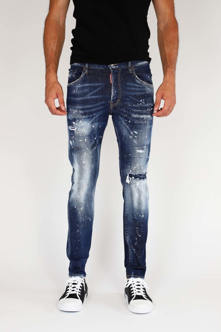 Blaue "Skater"-Jeans mit weißer Farbe - IMG 9833