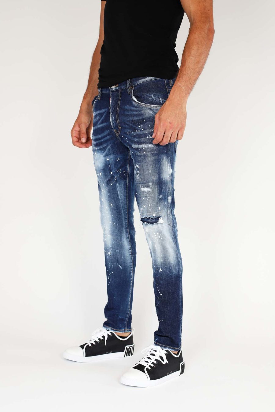 Blaue "Skater"-Jeans mit weißer Farbe - IMG 9834