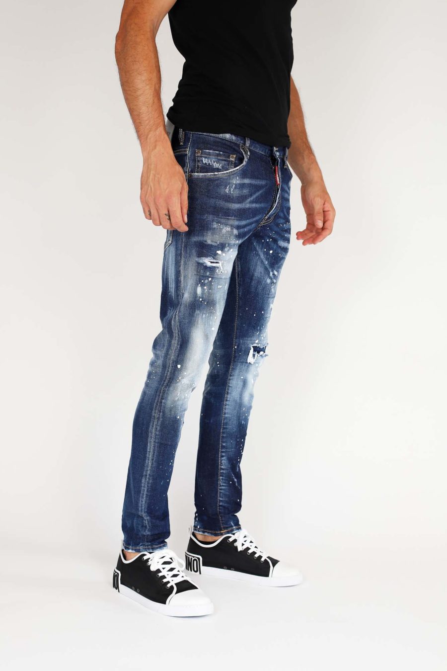 Blaue "Skater"-Jeans mit weißer Farbe - IMG 9835