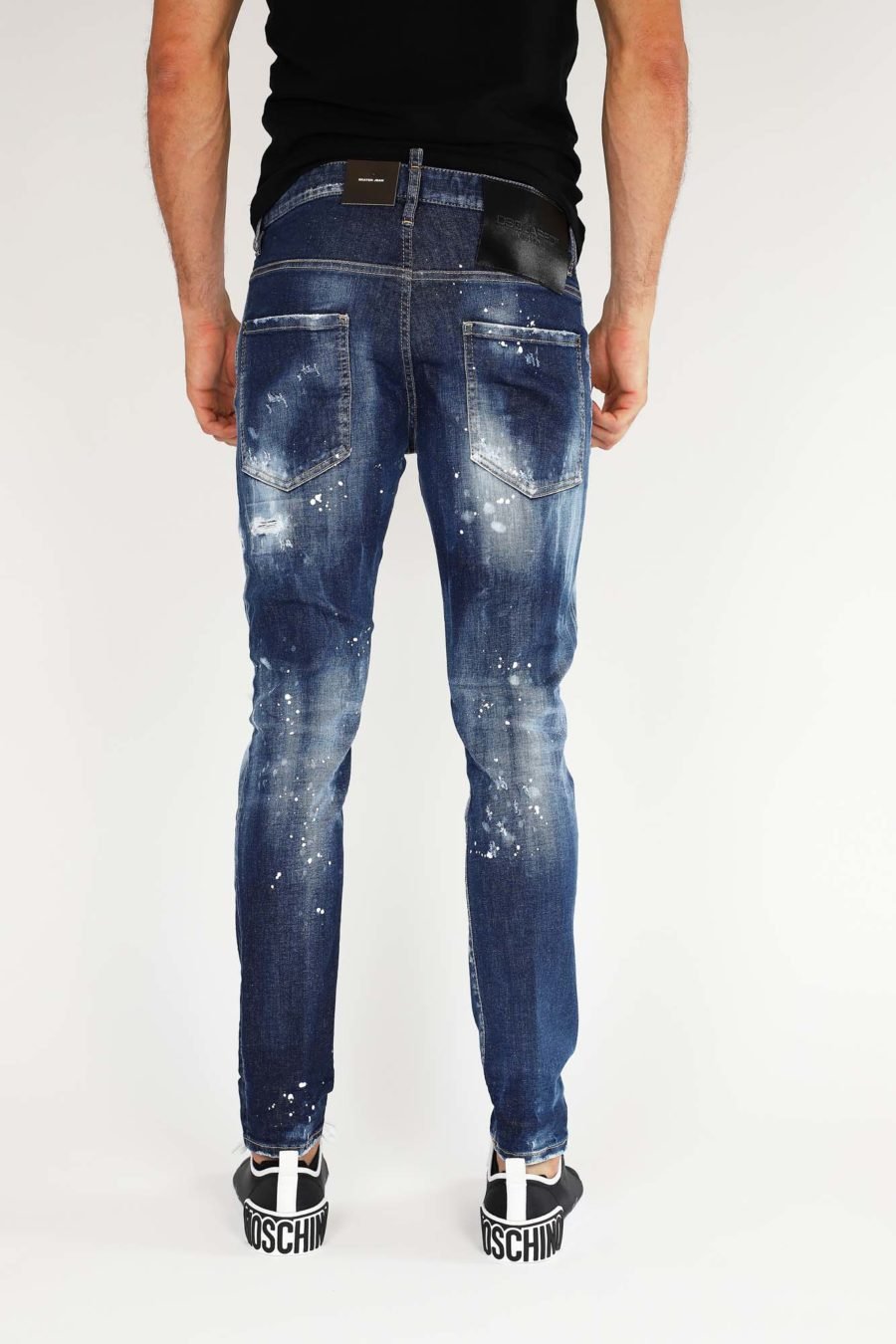 Blaue "Skater"-Jeans mit weißer Farbe - IMG 9836