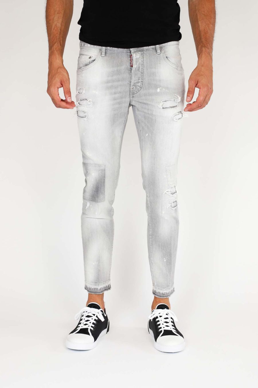 Pantalón vaquero "Skater" gris claro con parches - IMG 9852