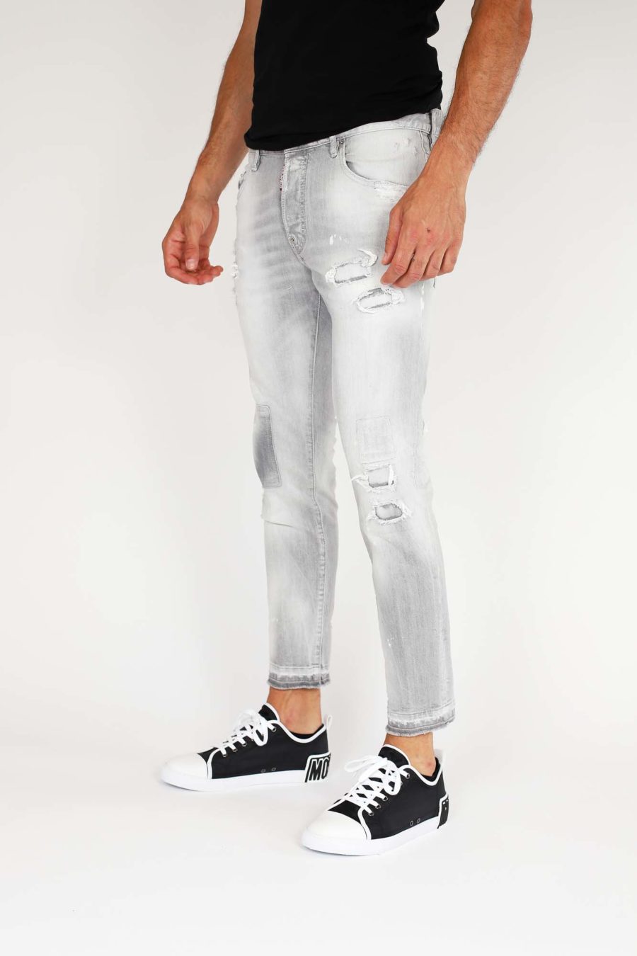 Pantalón vaquero "Skater" gris claro con parches - IMG 9853