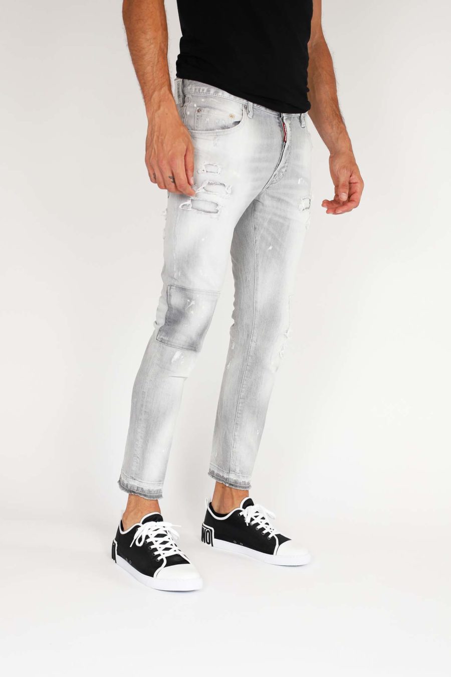 Pantalón vaquero "Skater" gris claro con parches - IMG 9854