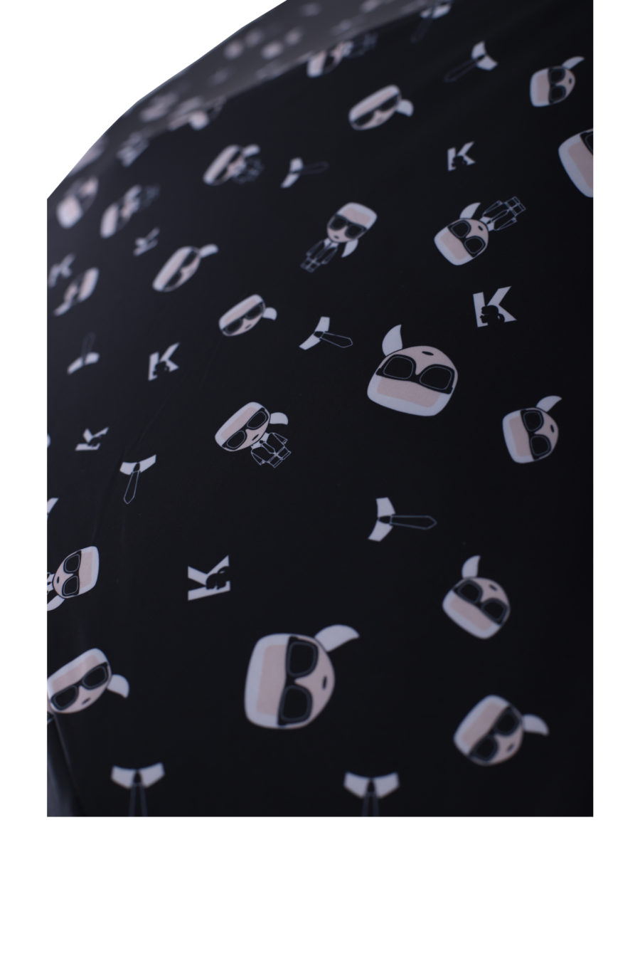 Guarda-chuva preto com padrão de marca - IMG 0126