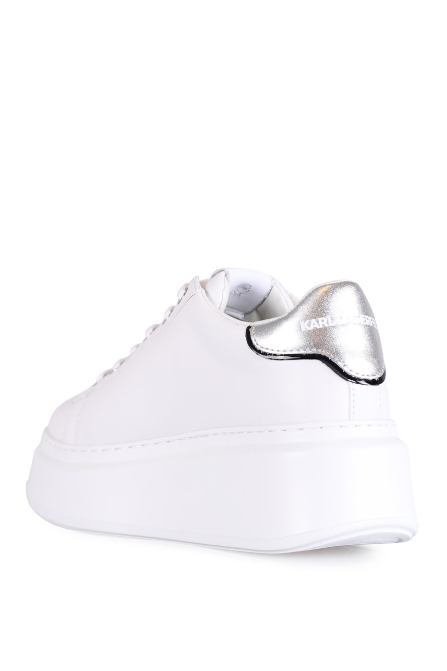 Zapatillas blancas con suela alta y logo de la marca - IMG 0724