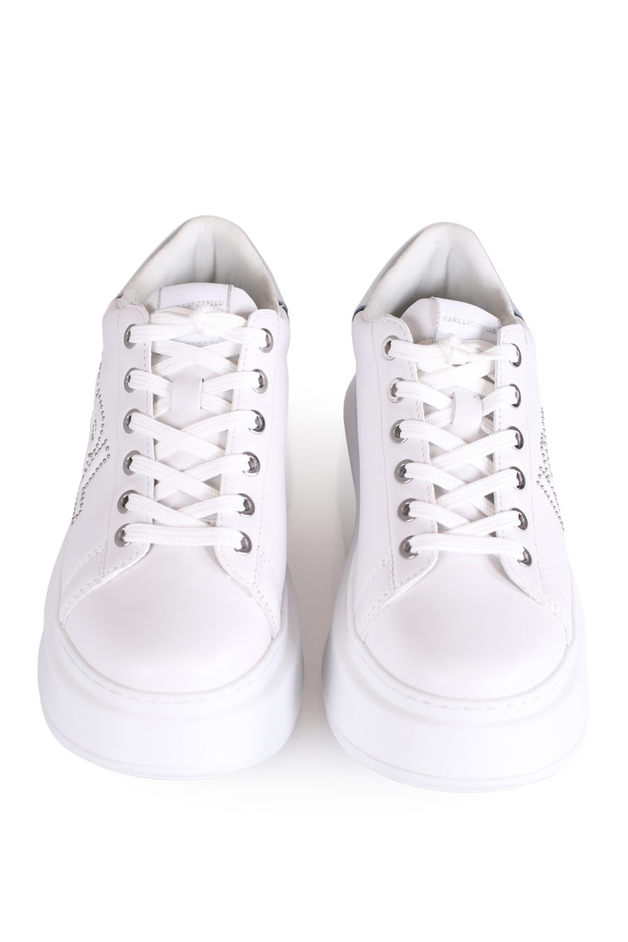 Zapatillas blancas con suela alta y logo de la marca - IMG 0780