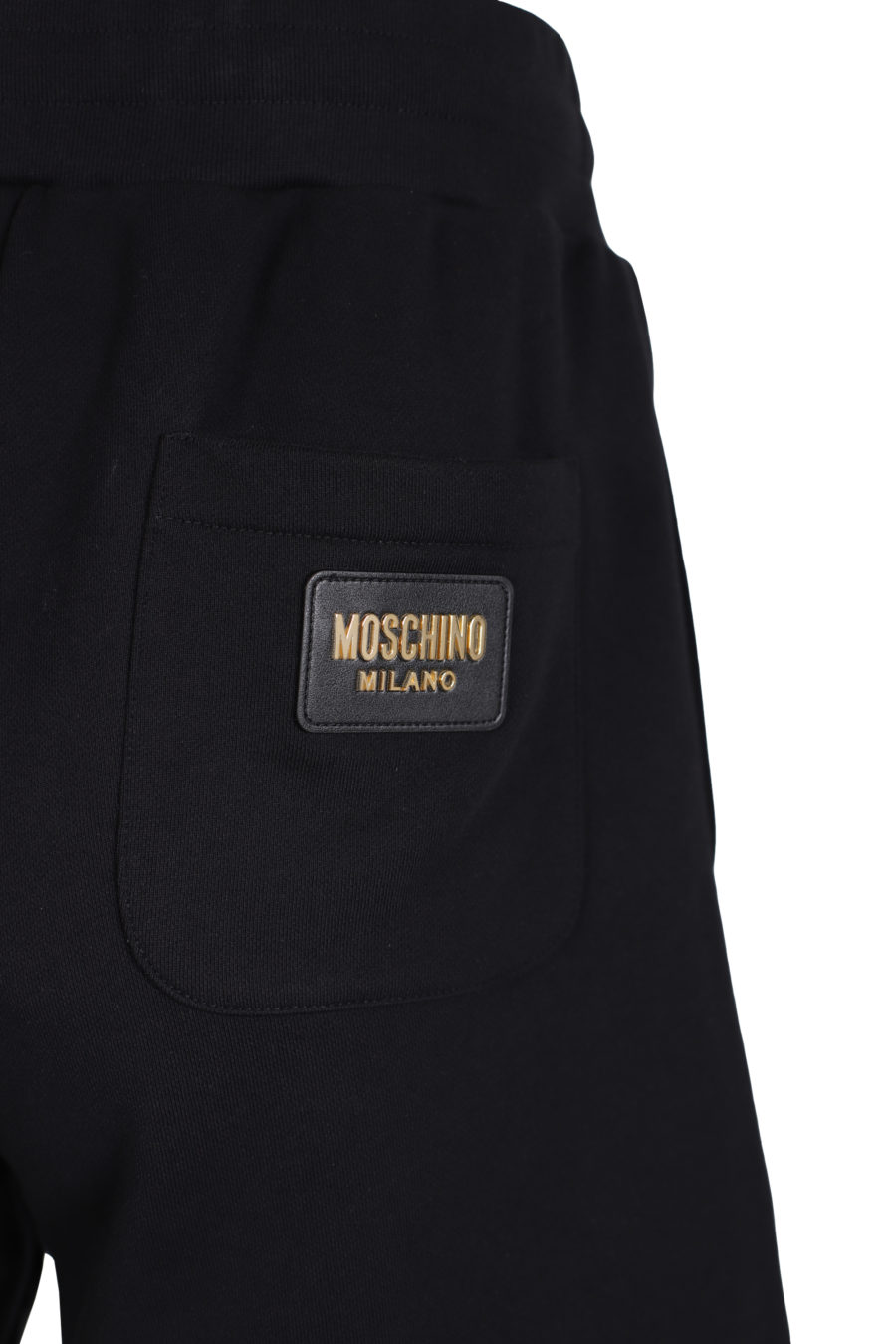Schwarze Shorts mit goldenem Logo auf dem Rücken - IMG 1412