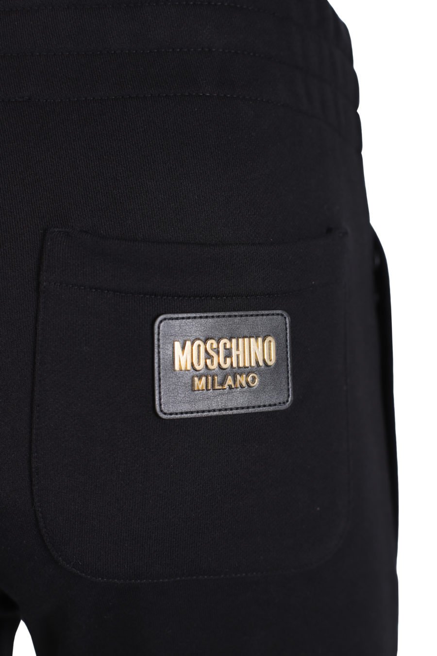 Lange schwarze Hose mit goldenem Logo auf dem Rücken - IMG 1438