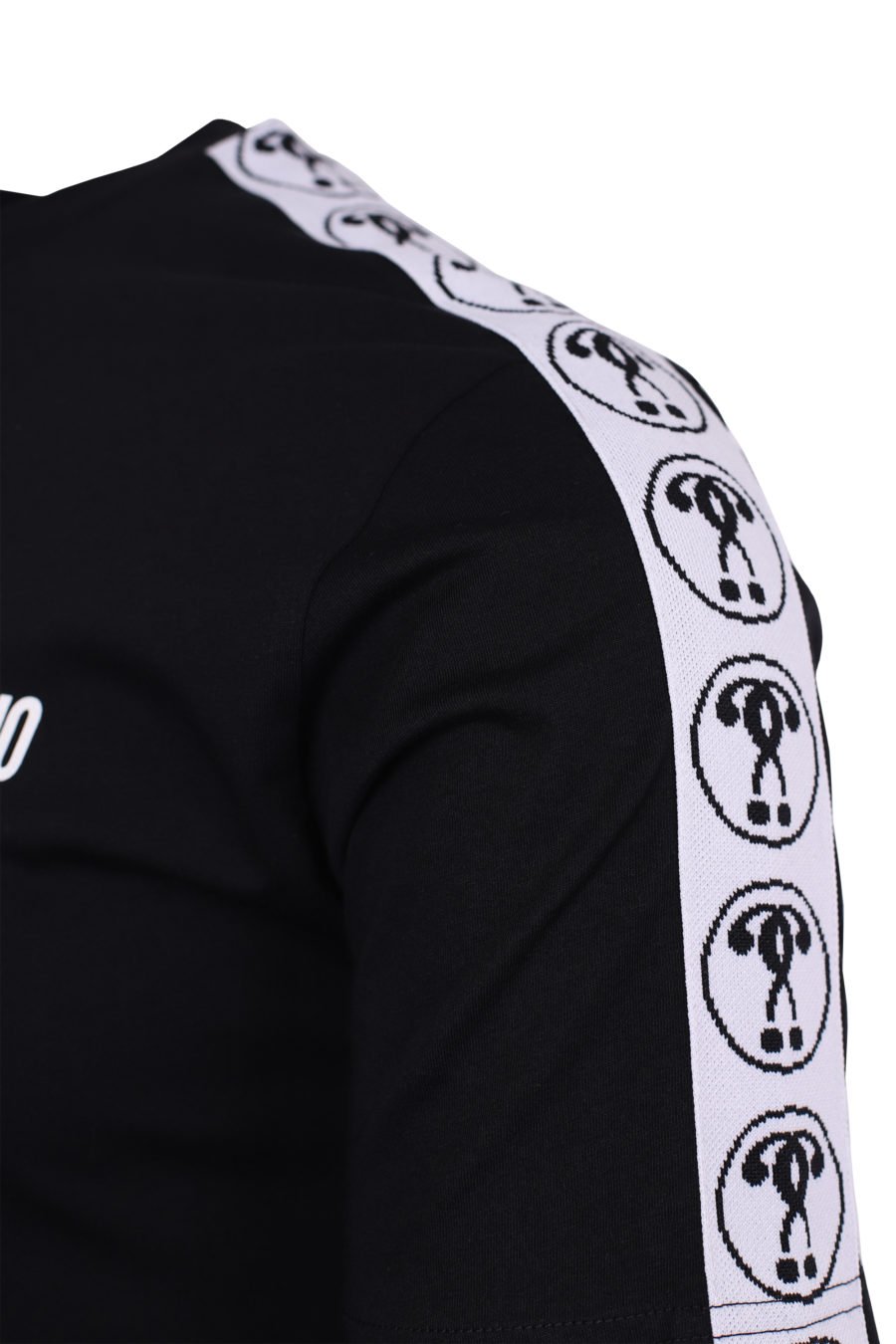 Camiseta negra logo blanco parte delantera y mangas - IMG 9989