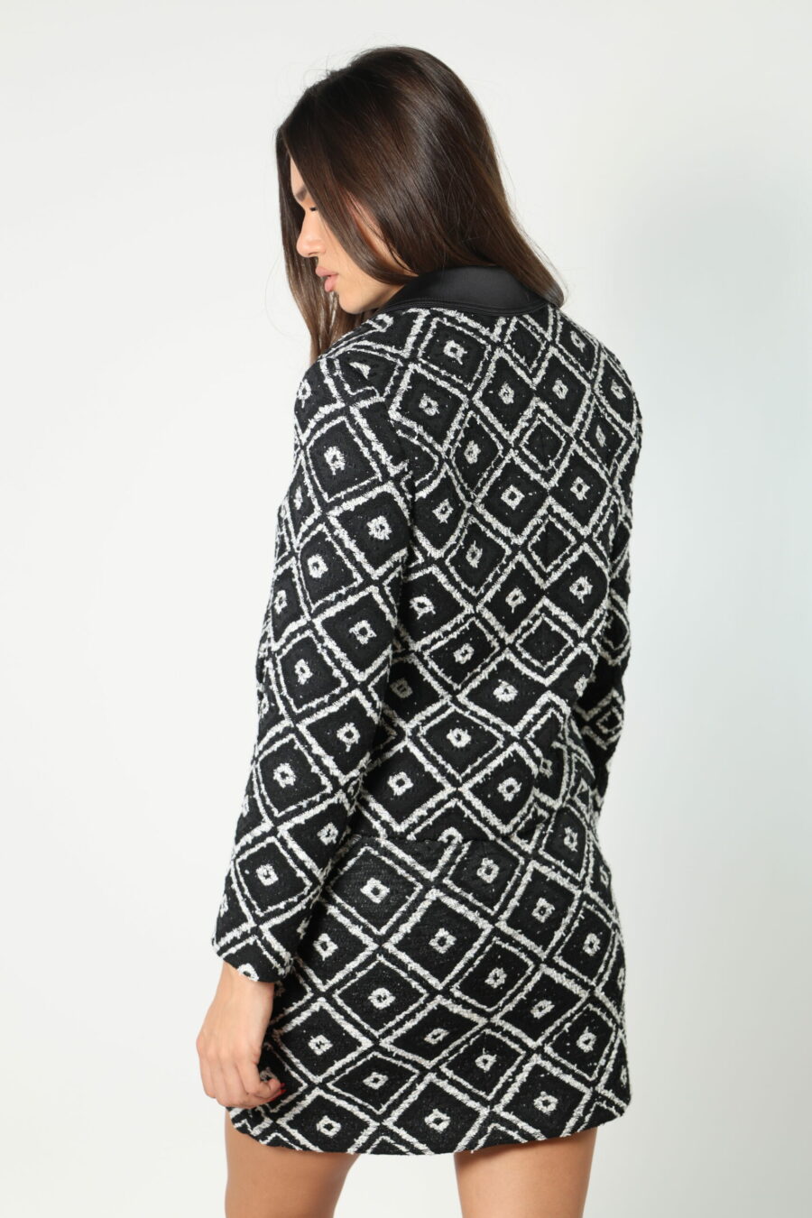 Black and white geometric jacket "Boucle" - 8052865435499 550 scaled
