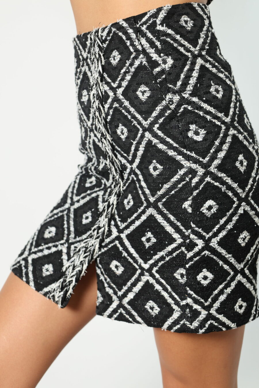 Black and white geometric "Boucle" skirt - 8052865435499 552 scaled