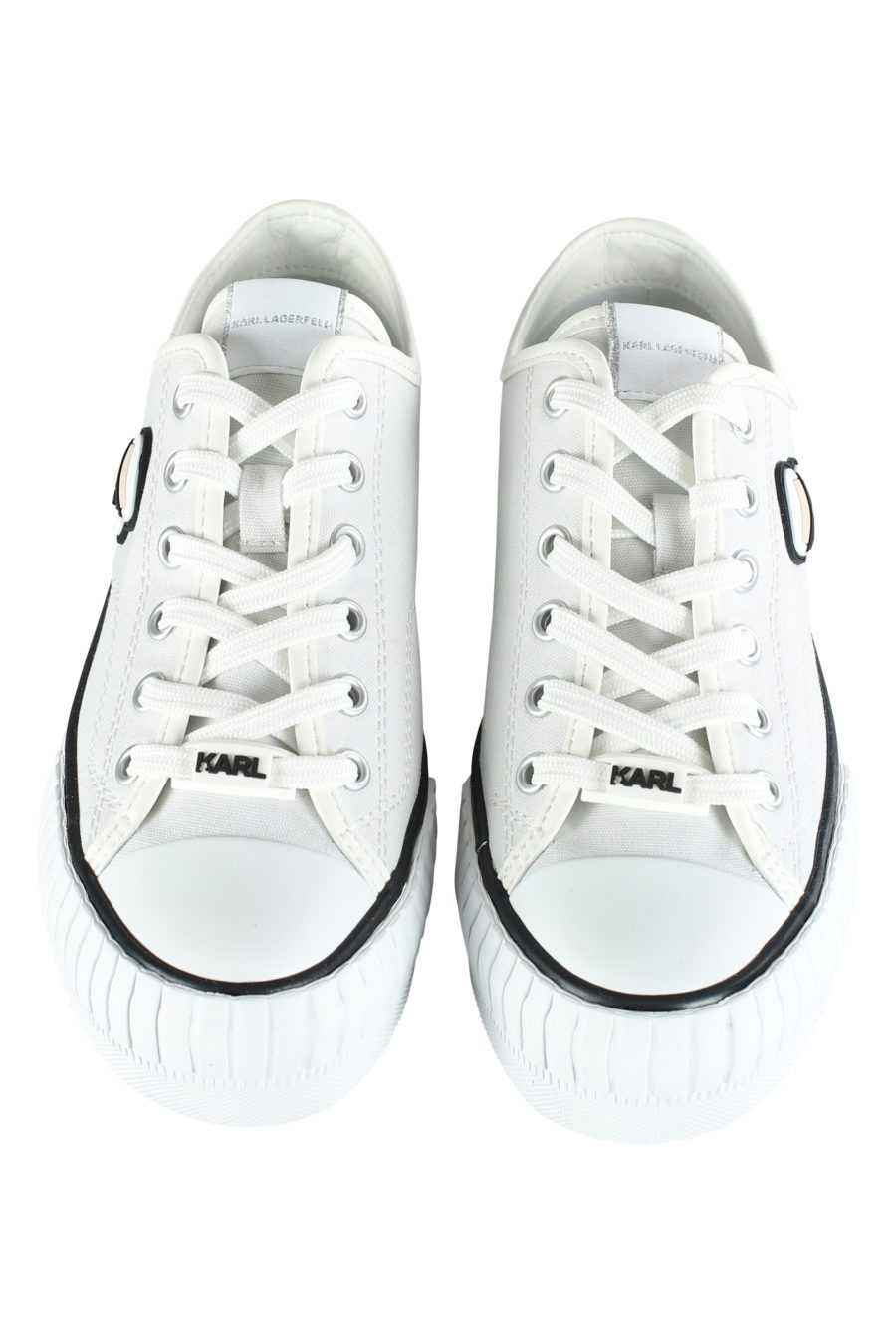 Zapatillas blancas con logo de goma en el lateral - IMG 5340