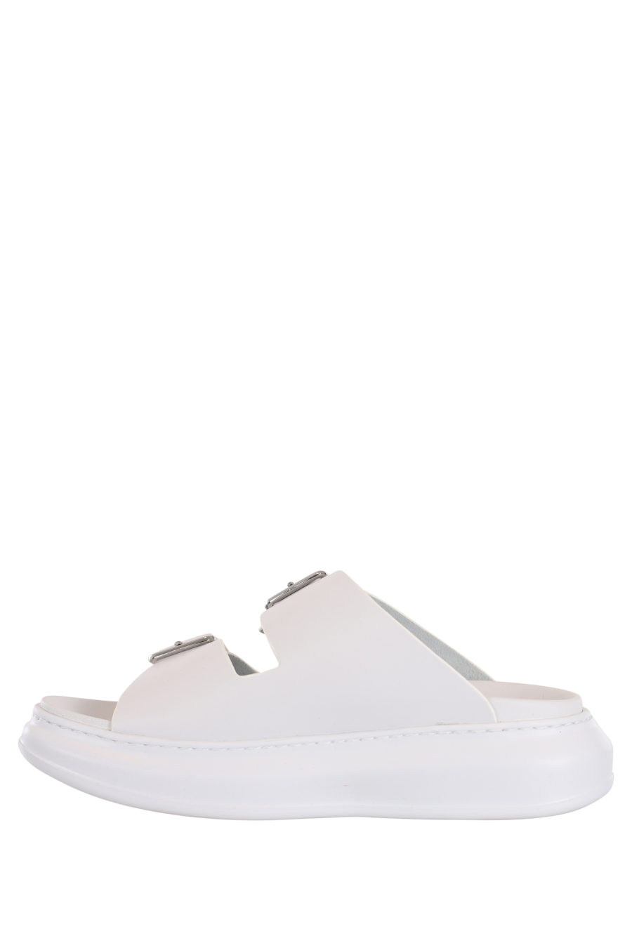 Sandalias blancas con hebillas y logo negro en el lateral - IMG 0036