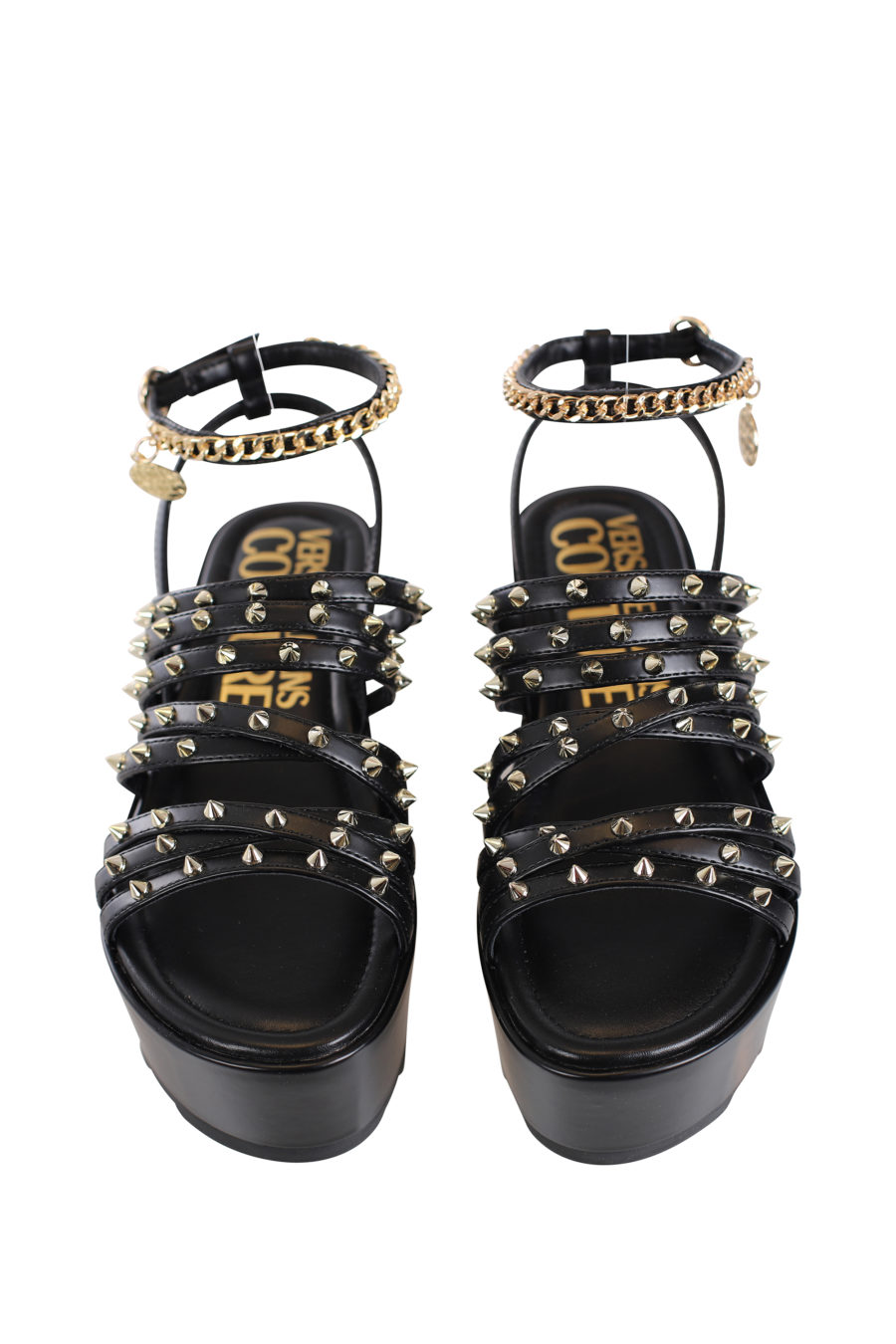 Sandalias negras con plataforma y detalles dorados - IMG 0244