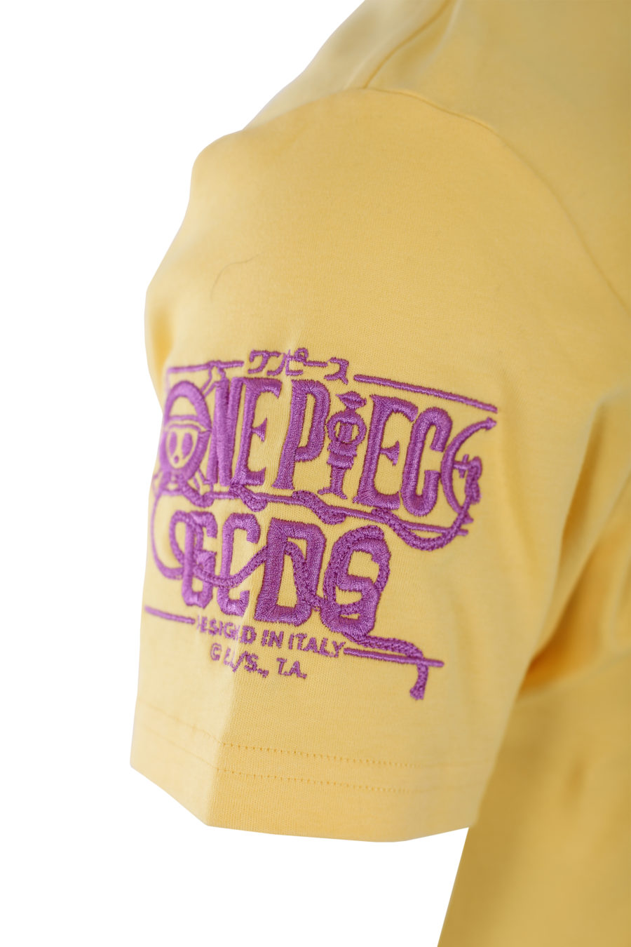 Gelbes T-Shirt mit lila Anime-Aufdruck - IMG 1132
