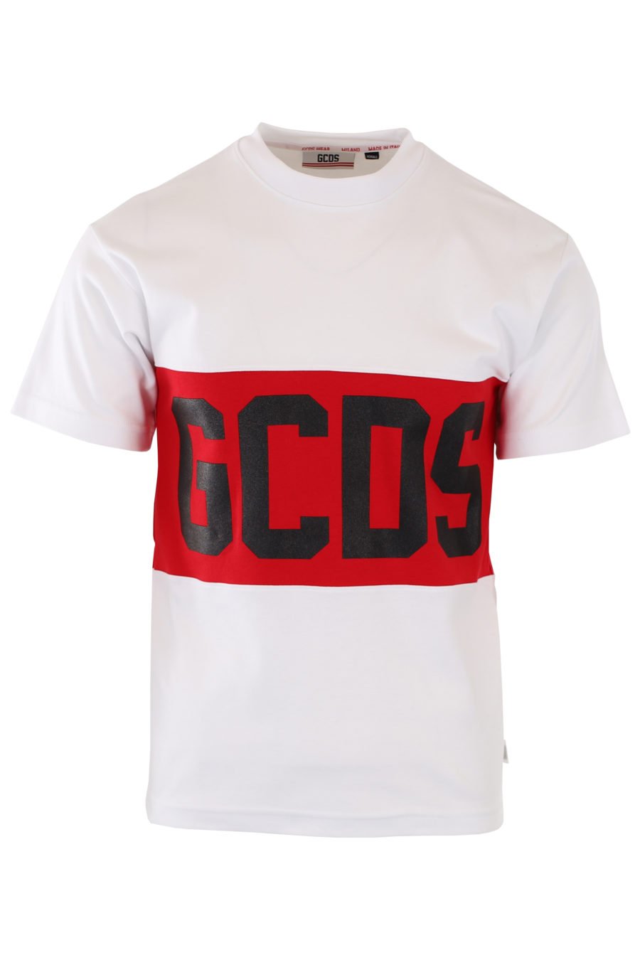 Camiseta blanca con logo en banda rojo - IMG 1147