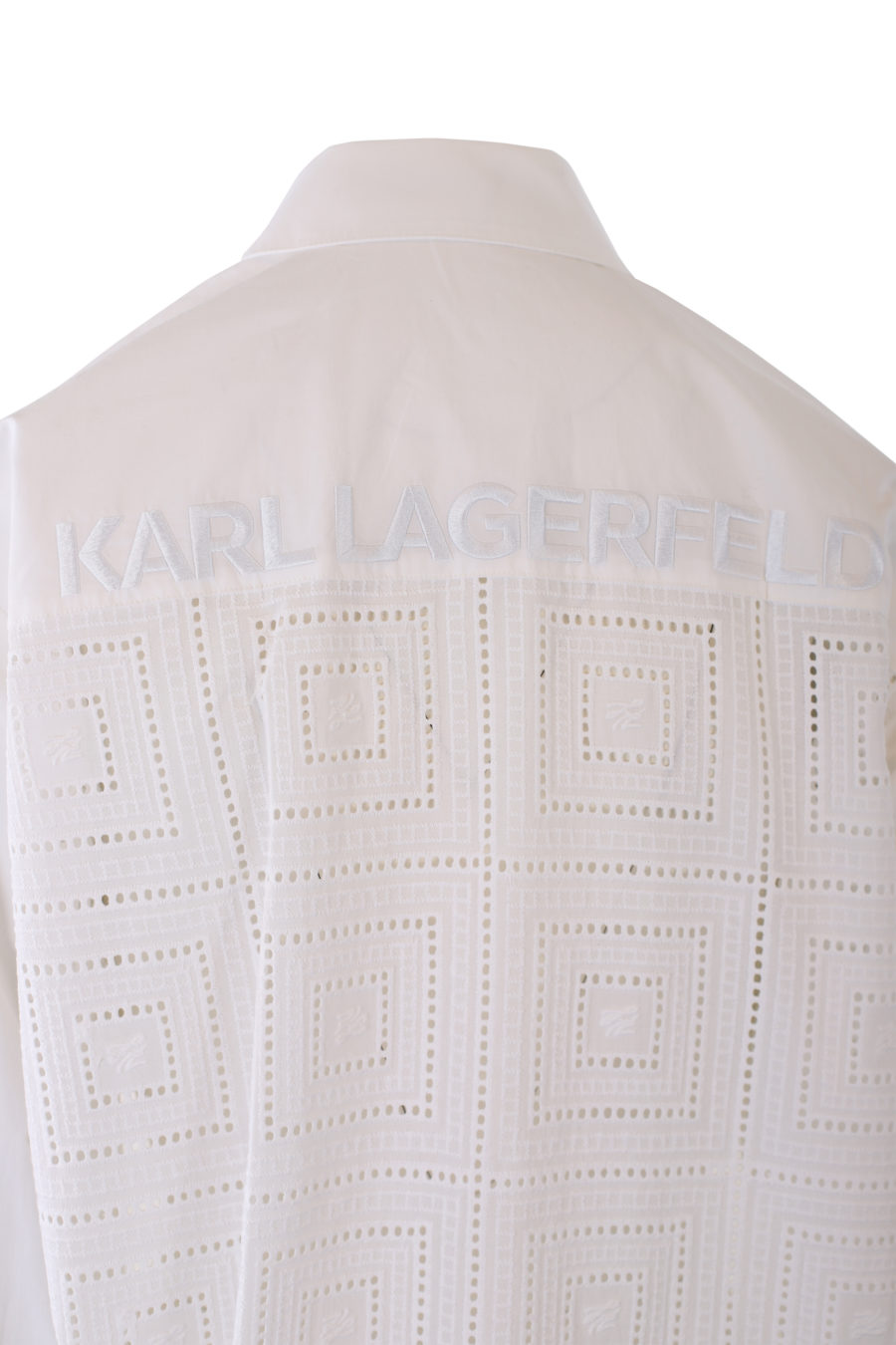 Camisa blanca larga con logo y detalles bordados - IMG 1248