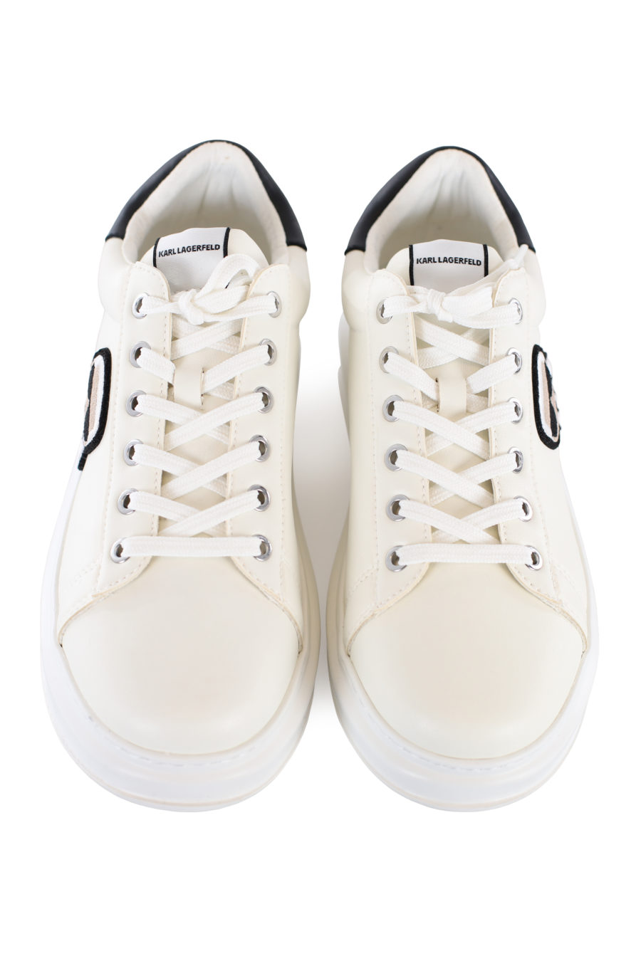 Zapatillas blancas con plataforma y logo en parche - IMG 1665