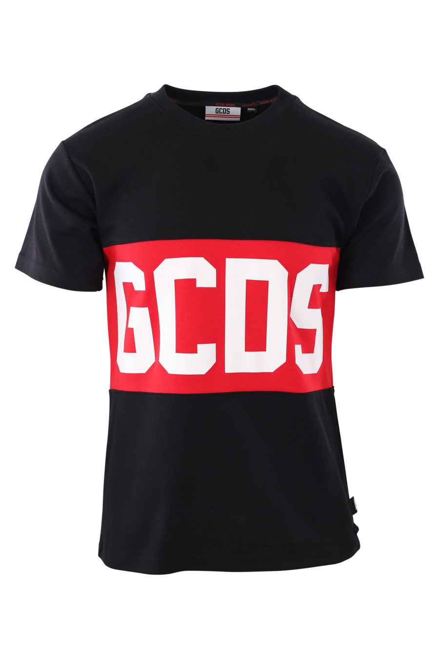 Camiseta negra con logo en banda rojo - IMG 2039