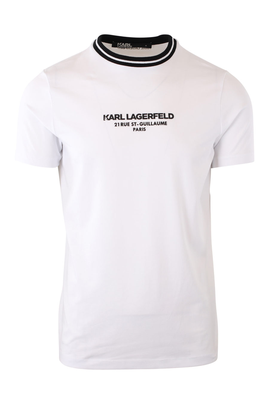 Camiseta blanca con cuello de rayas y logo negro en goma - IMG 2087