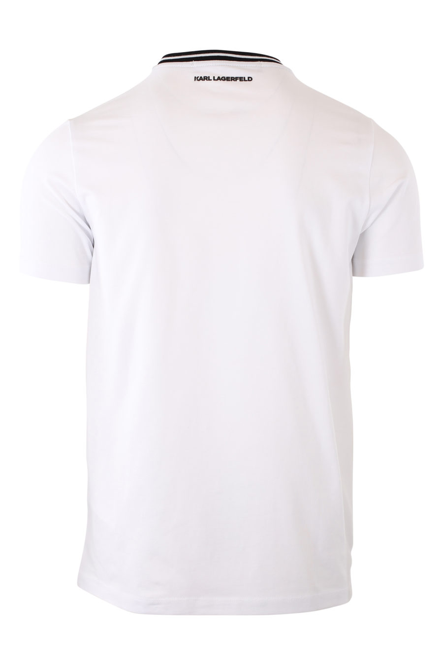 Camiseta blanca con cuello de rayas y logo negro en goma - IMG 2088