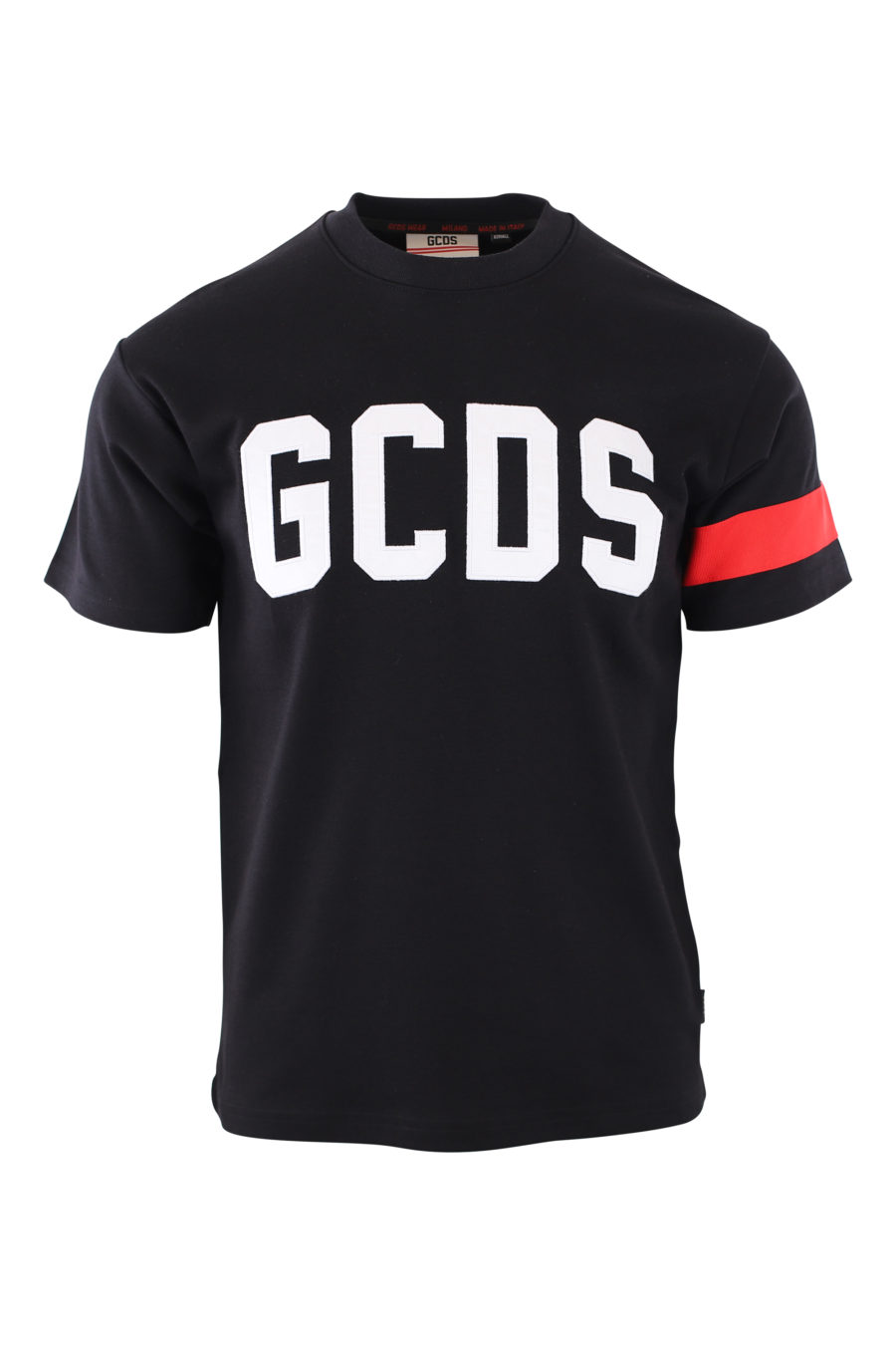 Camiseta negra con logo blanco bordado y detalle rojo en manga - IMG 2099