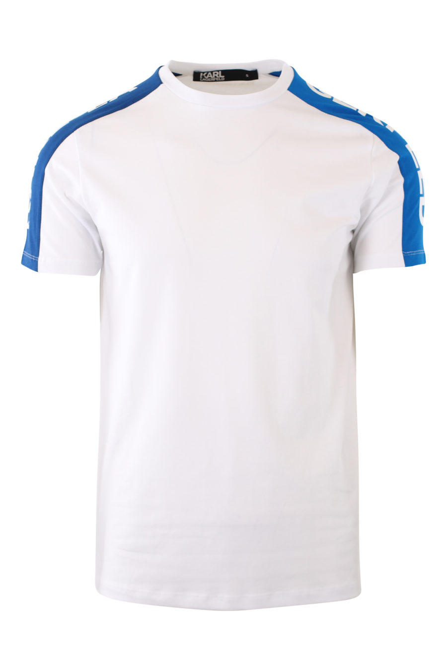 Camiseta blanca con logo en cinta azul en hombros - IMG 2107
