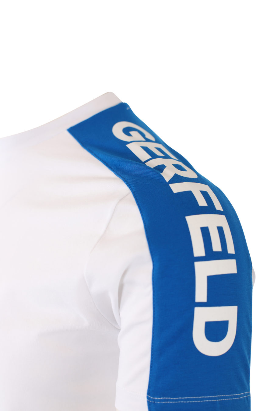 Camiseta blanca con logo en cinta azul en hombros - IMG 2111