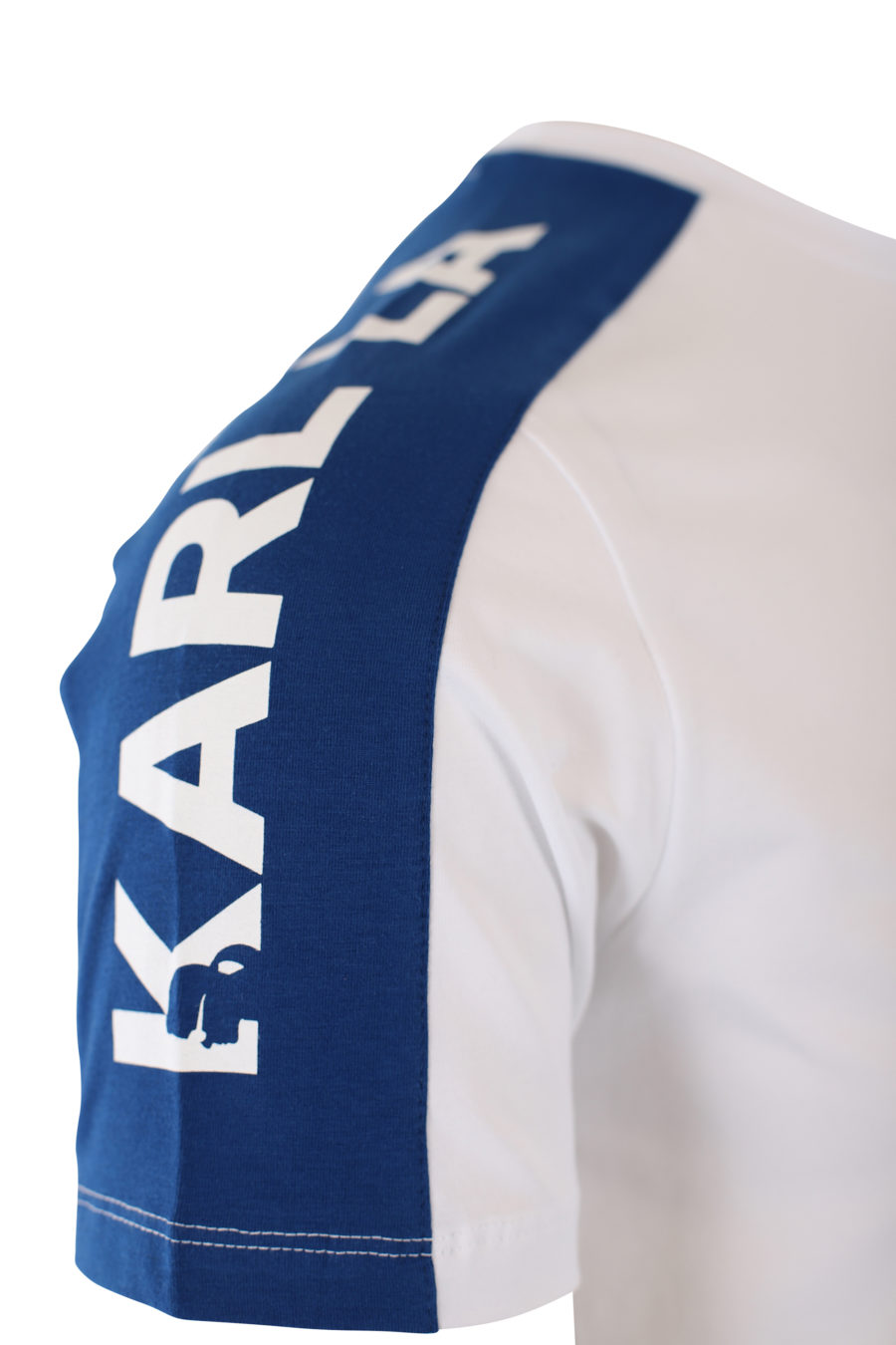Camiseta blanca con logo en cinta azul en hombros - IMG 2115