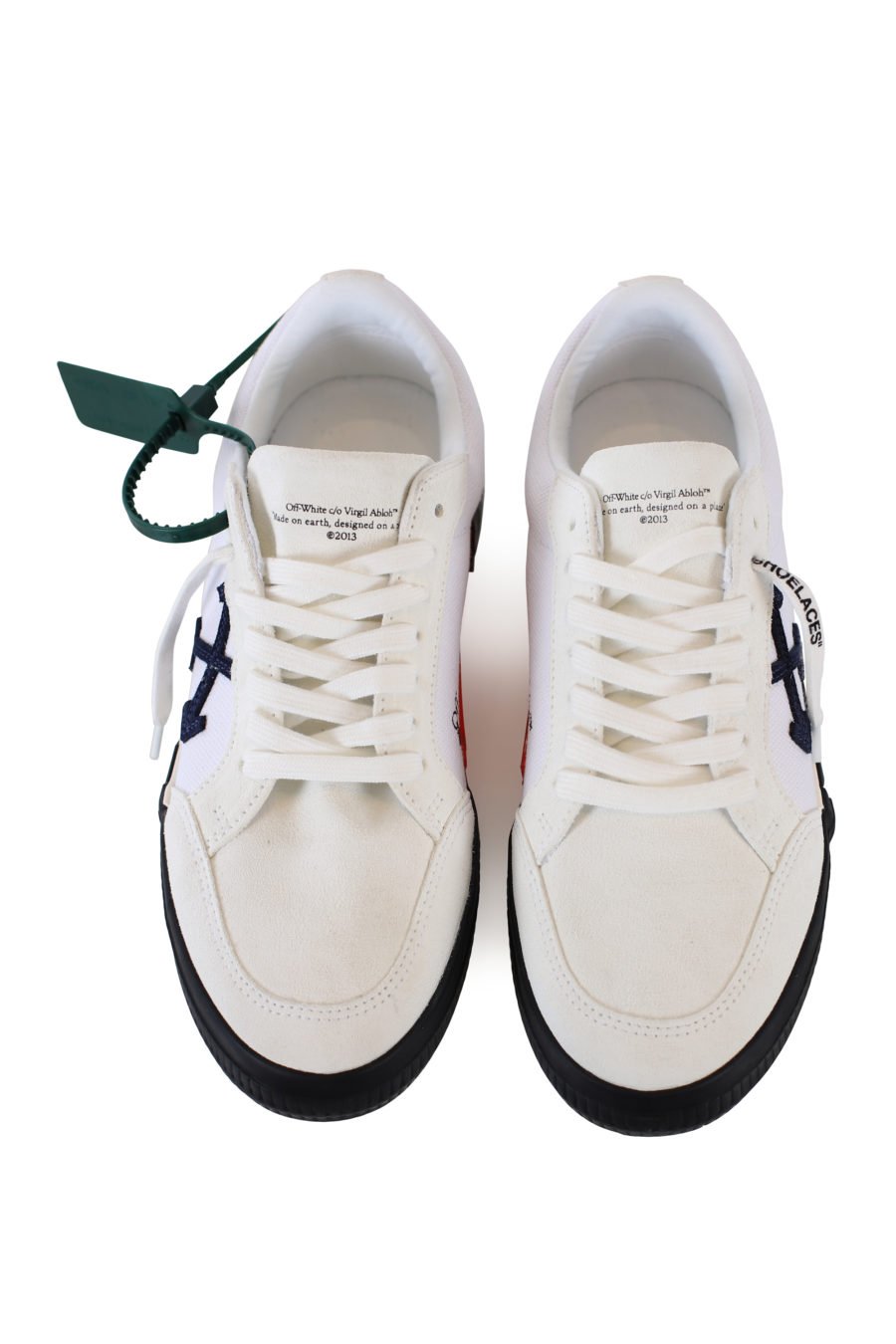 Weiße "vulkanisierte" Schuhe mit blauen Pfeilen - IMG 2230