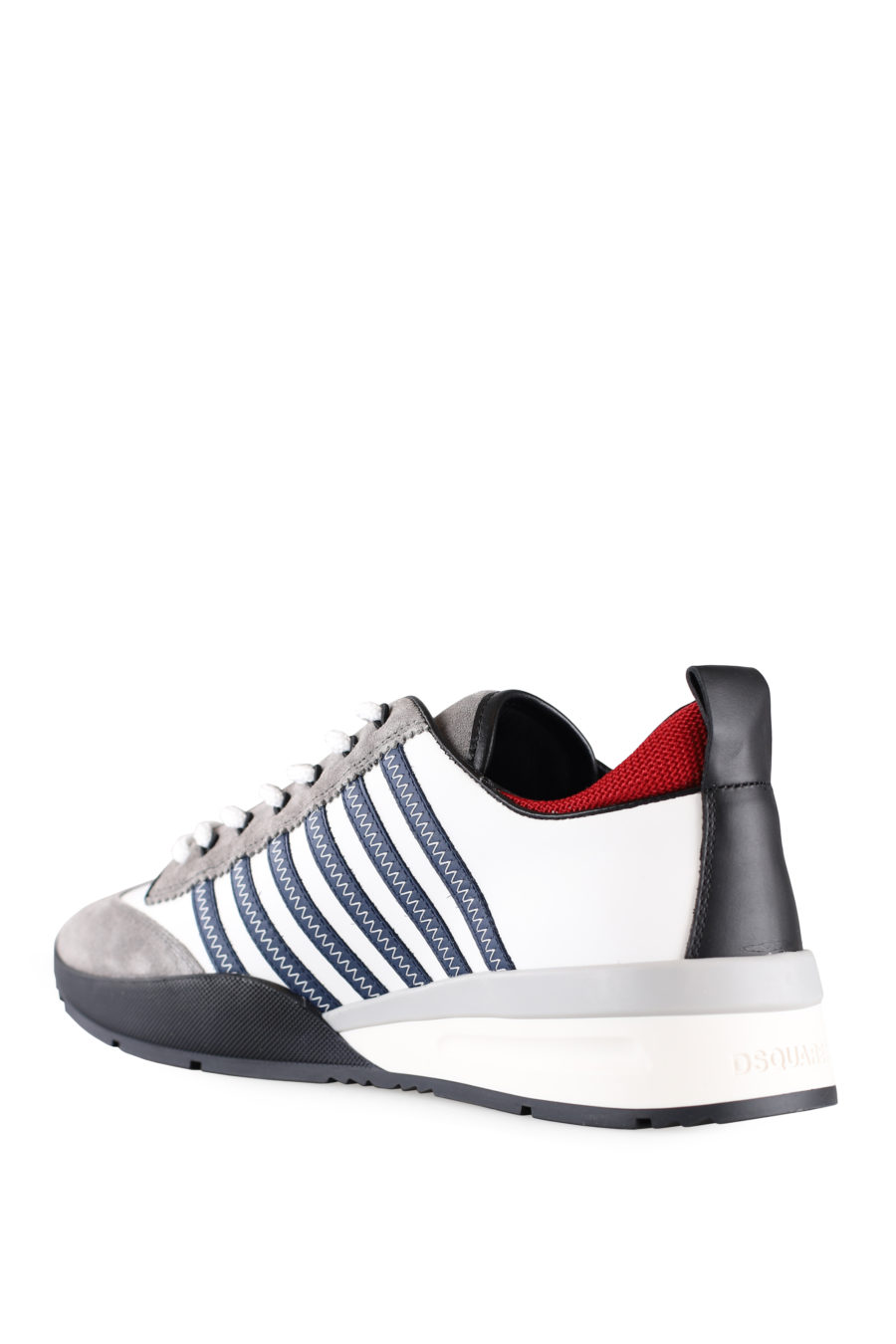 Zapatillas blancas y grises con líneas azules y detalle en rojo - IMG 0011