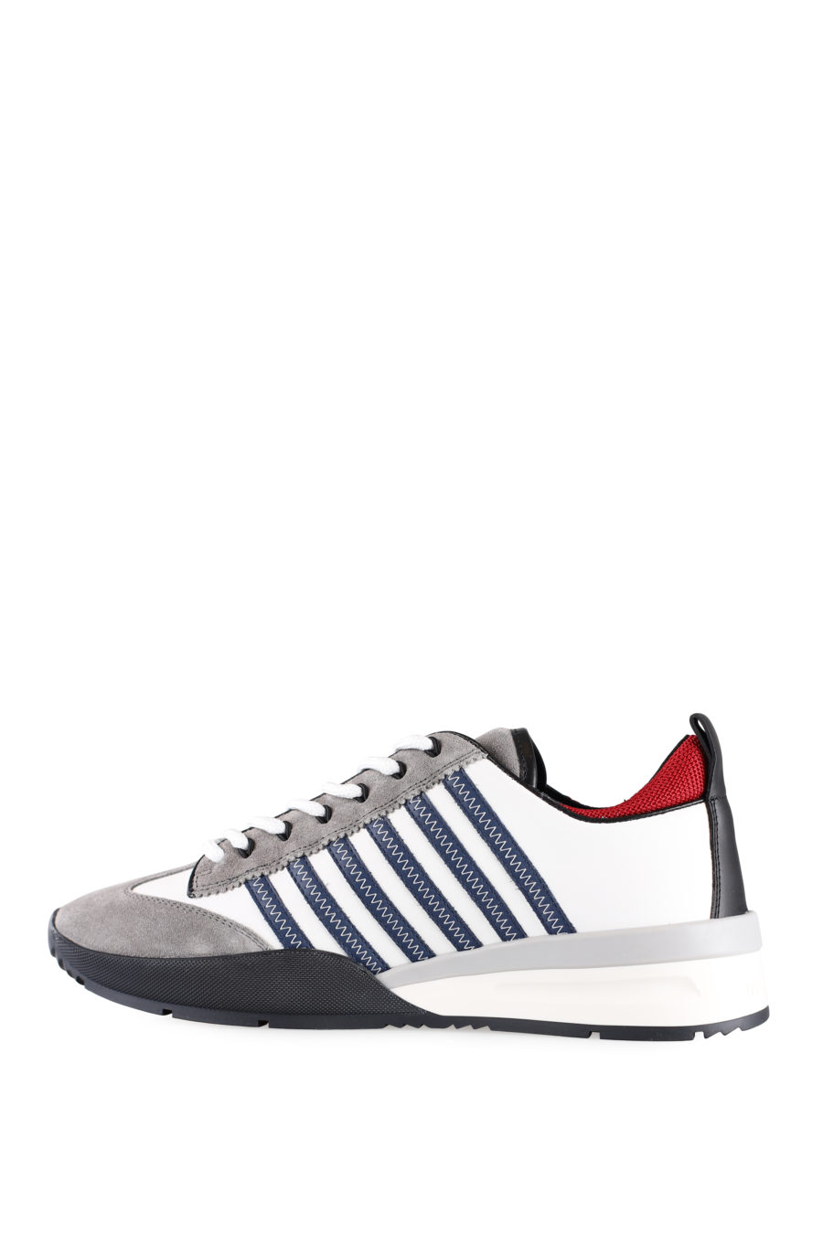 Weiße und graue Turnschuhe mit blauen Linien und roten Details - IMG 0012