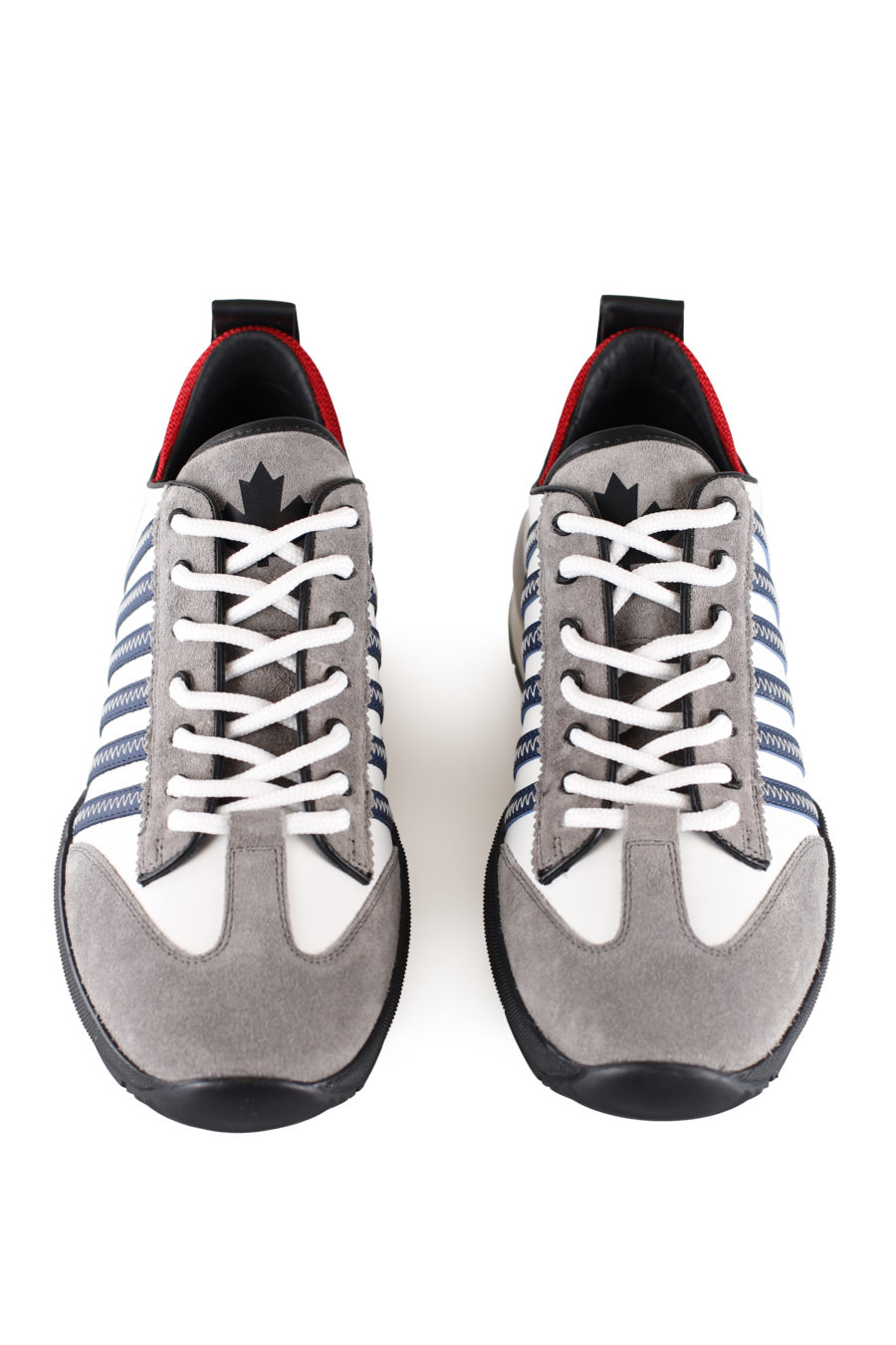 Zapatillas blancas y grises con líneas azules y detalle en rojo - IMG 0045