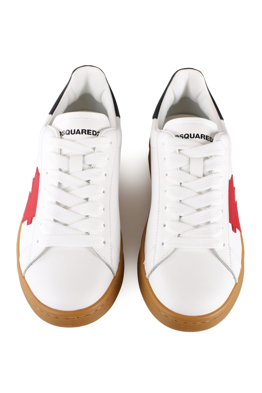 Zapatillas blancas con hoja roja y suela marrón - IMG 0049