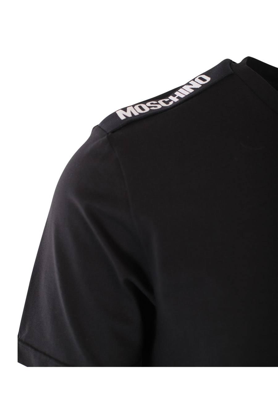 Camiseta negra con logo blanco en cinta en hombros - IMG 2434