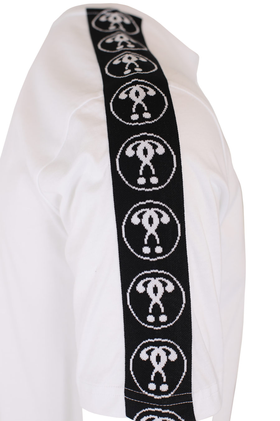Weißes T-Shirt mit kleinem Doppelfrage-Logo und Band am Ärmel - IMG 9331