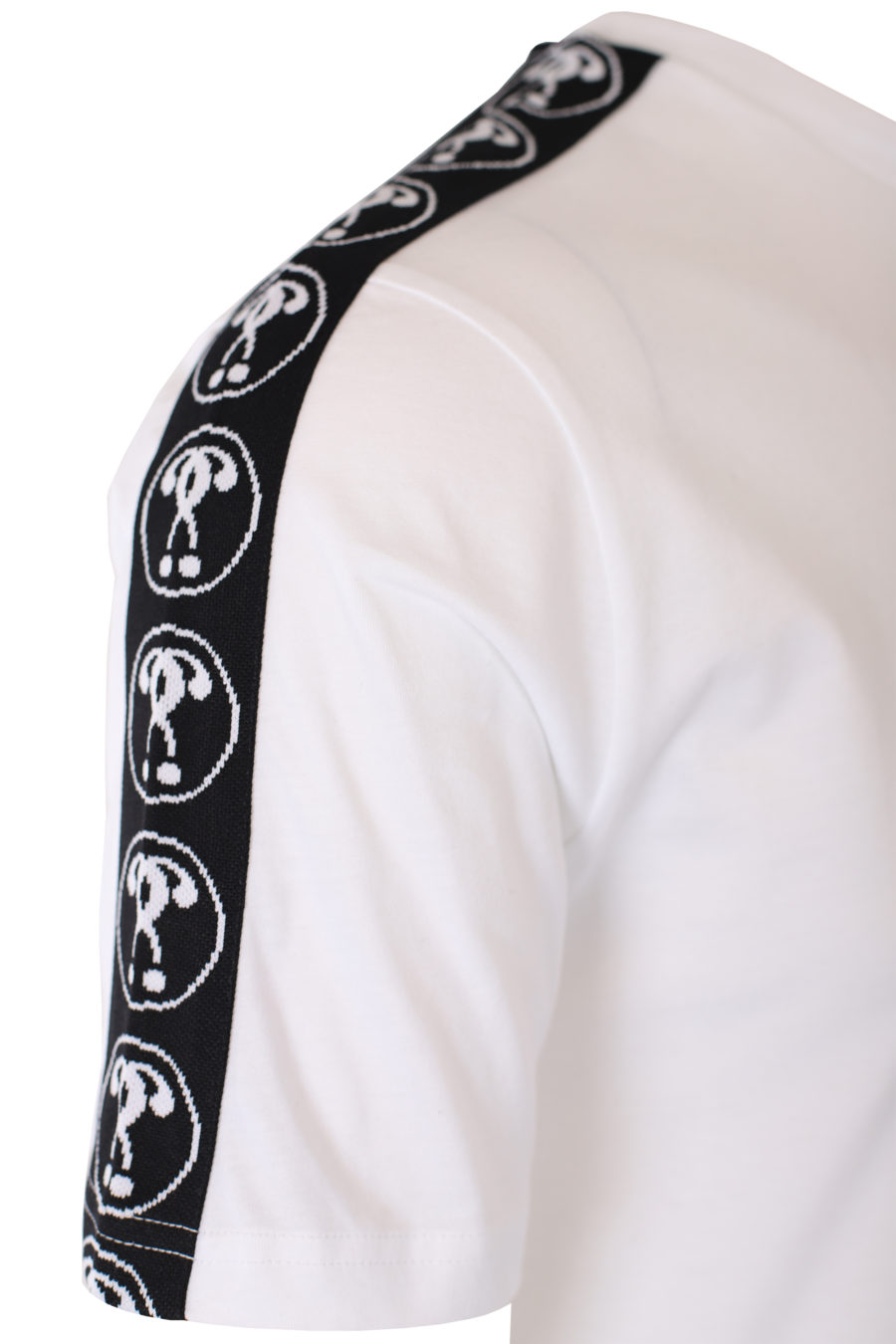 T-shirt blanc avec petit logo à double question et ruban adhésif sur les manches - IMG 9332