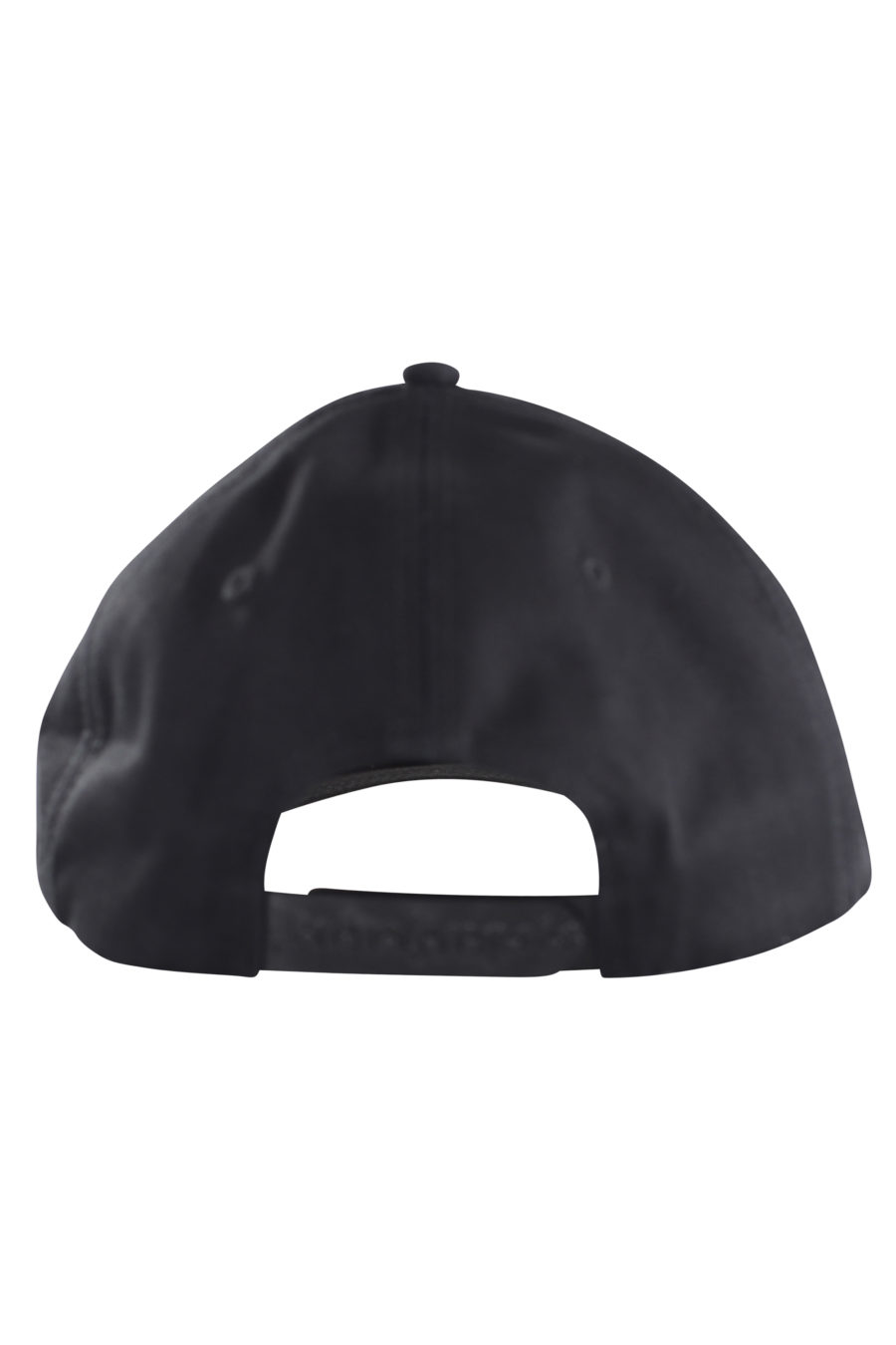 Schwarze Kappe mit geprägtem Logo auf dem Schirm - IMG 9617