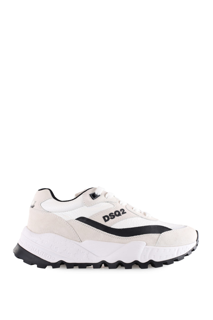 Zapatillas blancas con logo "Dsq2" y detalles negros - IMG 9498