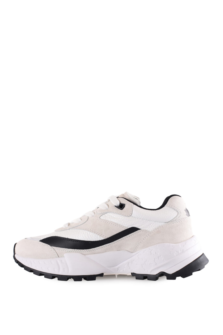 Zapatillas blancas con logo "Dsq2" y detalles negros - IMG 9501