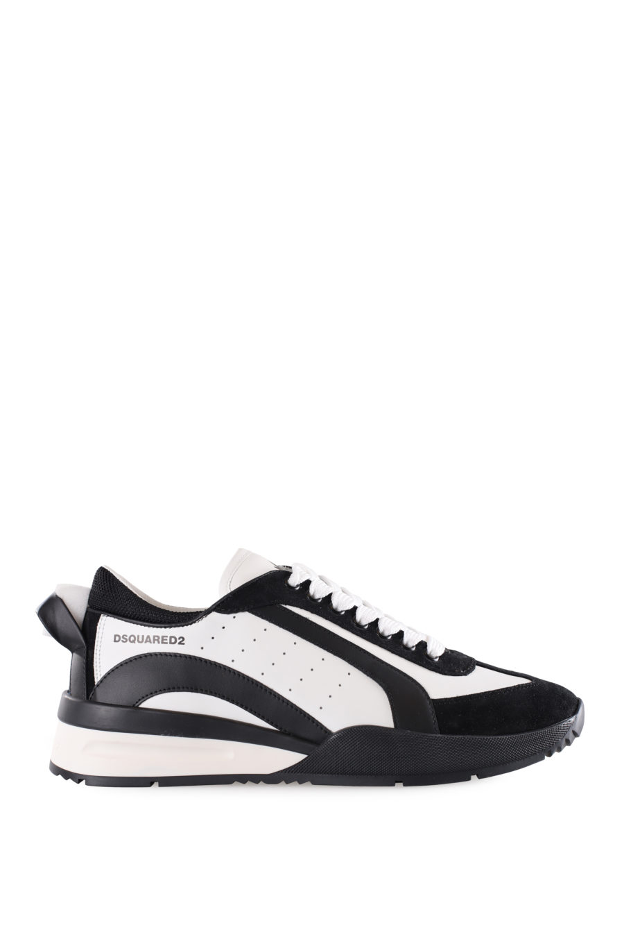 Zapatillas blancas con detalles negros y logo pequeño - IMG 9502