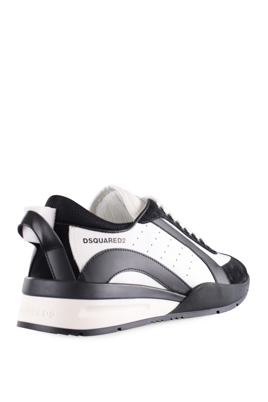 Zapatillas blancas con detalles negros y logo pequeño - IMG 9504