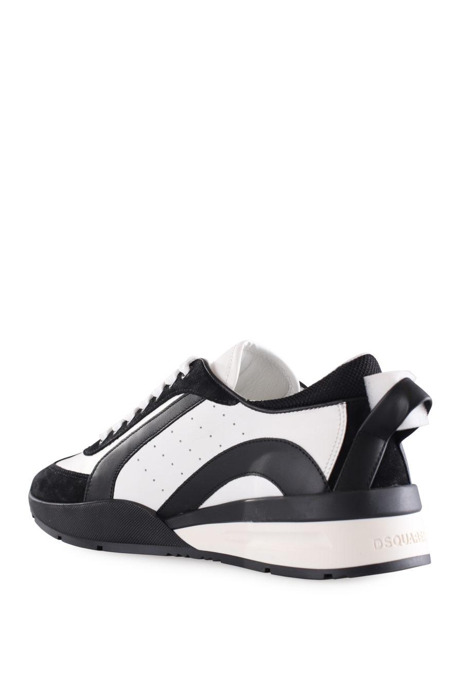 Zapatillas blancas con detalles negros y logo pequeño - IMG 9505